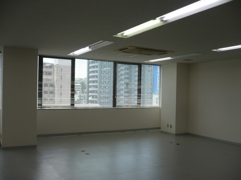 ②施工後　床・壁・天井の貼り替え工事をしました。 (1)