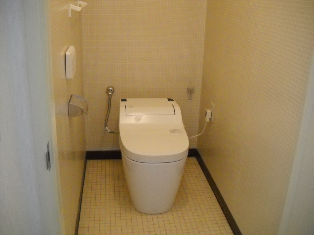 ②トイレ施工後　パナソニック社製の最新型“アラウーノ”です。お掃除簡単で、節水にもなります。