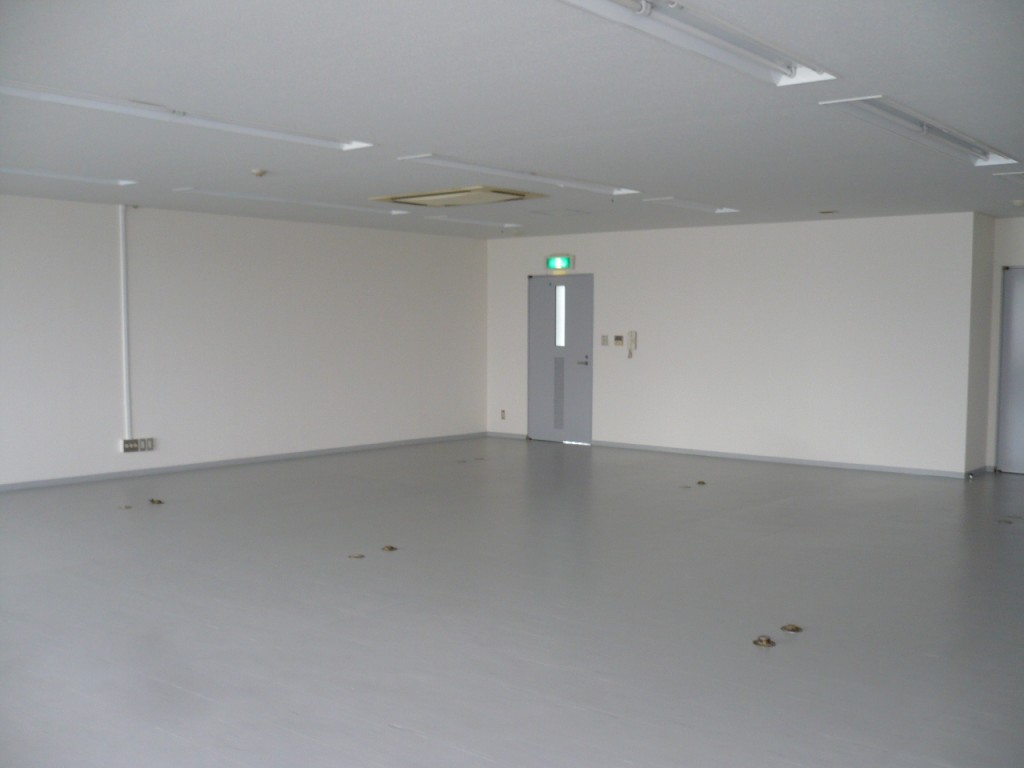 ②施工後　床・壁・天井の貼り替え工事をしました。 (2)